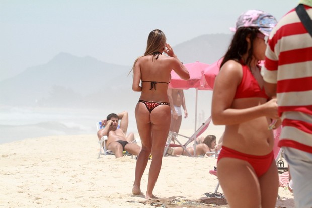 Ex-BBB Adriana pegando sol em praia no Rio de Janeiro