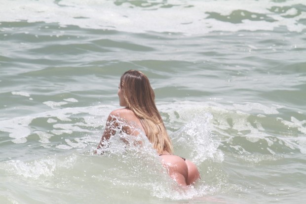 Ex-BBB Adriana pegando sol em praia no Rio de Janeiro