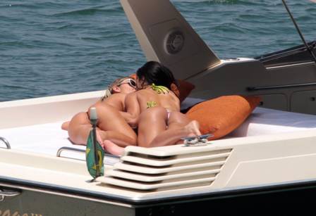 Andressa Urach e Camila Vernaglia se pegando em passeio de barco