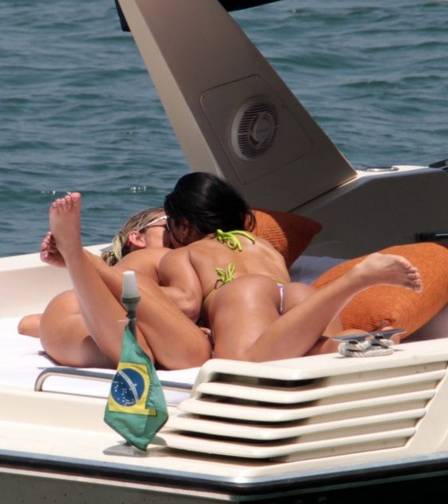 Andressa Urach e Camila Vernaglia se pegando em passeio de barco