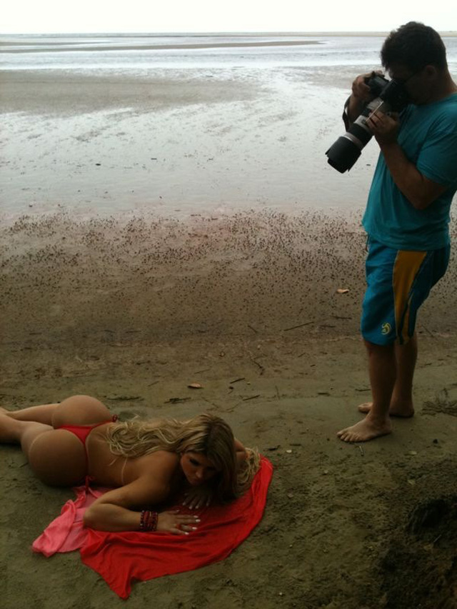 Sexy libera as fotos de divulgação de Carine Felizardo, a vencedora do miss bumbum 2012 