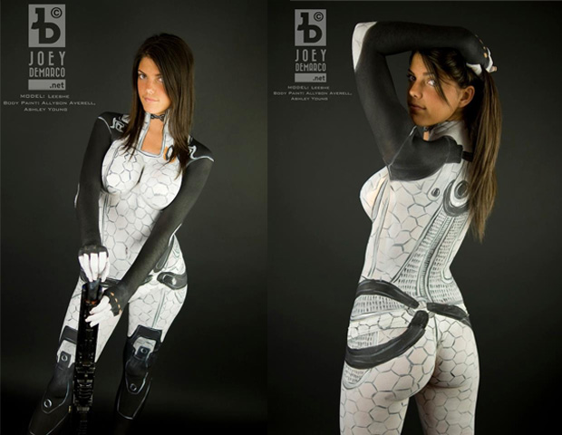 Fã faz cosplay sensual com bodypaint de Mass Effect 2