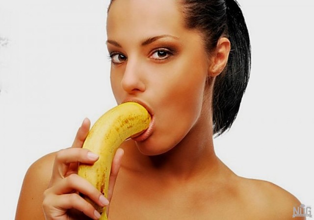 mulheres-brincando-com-uma-banana13