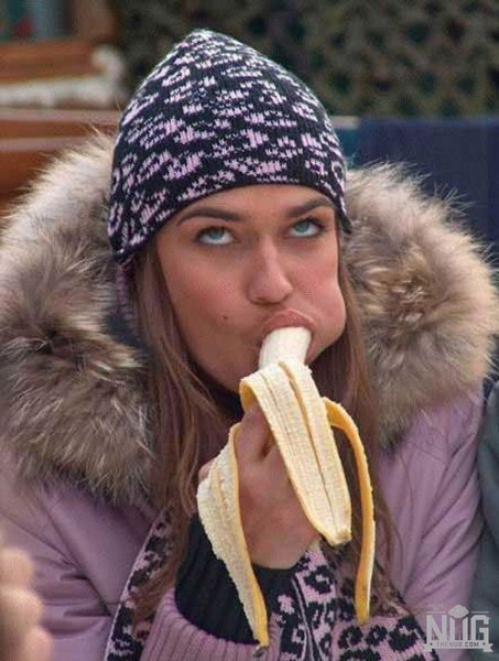 mulheres-brincando-com-uma-banana2