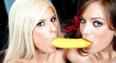 mulheres-brincando-com-uma-banana3