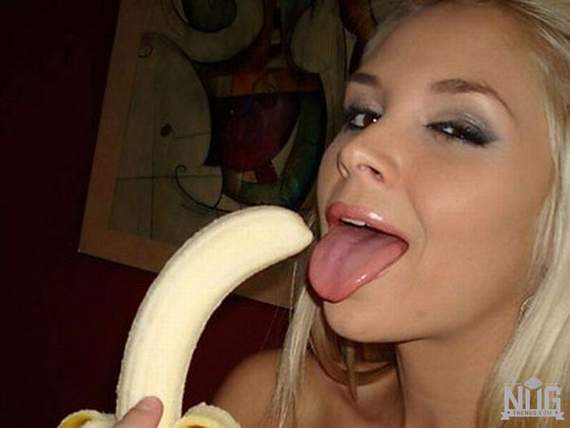 mulheres-brincando-com-uma-banana5
