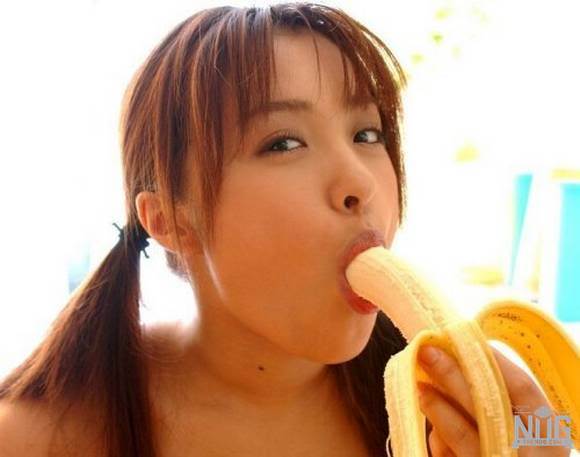 mulheres-brincando-com-uma-banana6