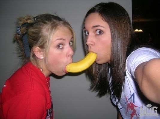 mulheres-brincando-com-uma-banana7