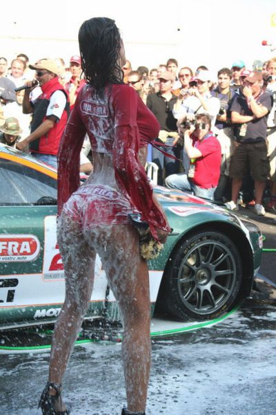 soapy_car_wash_girls_simply_ooze_sexiness_640_23