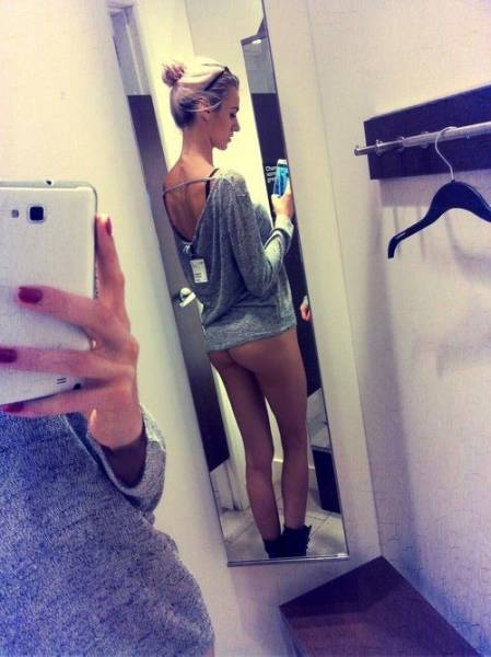 something_about_changing_rooms_makes_girls_want_to_selfie_640_09