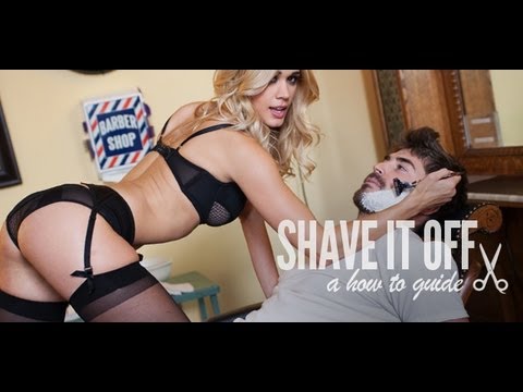 Gostosa de lingerie te ensina a como se barbear