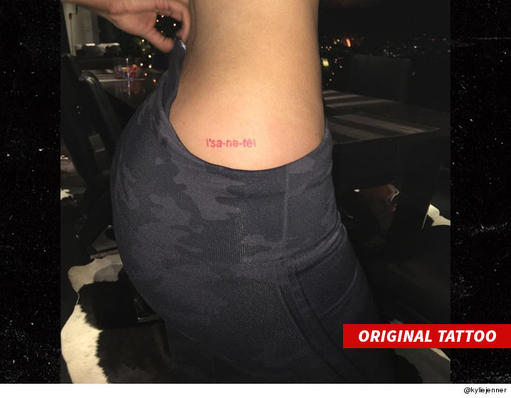 Kylie Jenner fazendo uma tatuagem na bunda