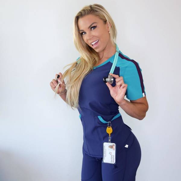 Ela é conhecida como a enfermeira mais gostosa do mundo